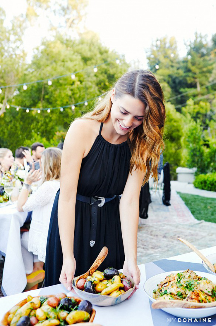 Hollywood-dinner-buffet-family-grey-graphic-tablecloth