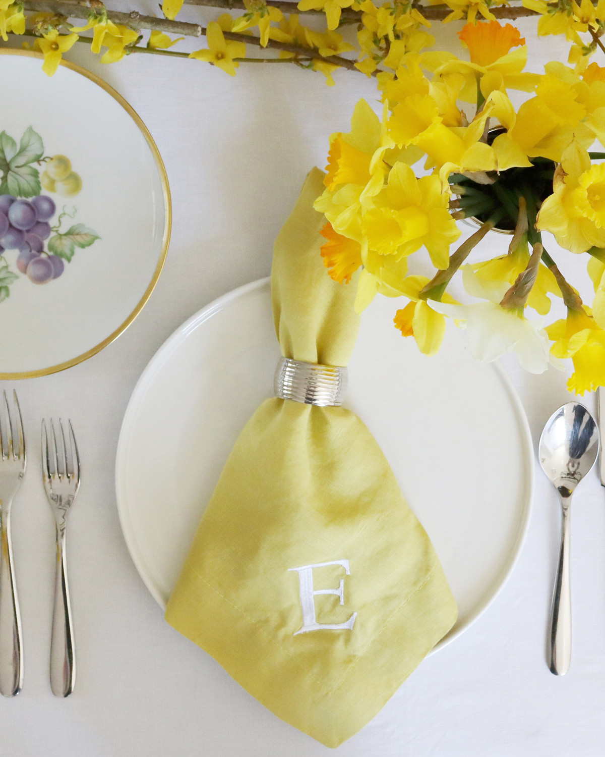 Yellow and white spring tablesetting 