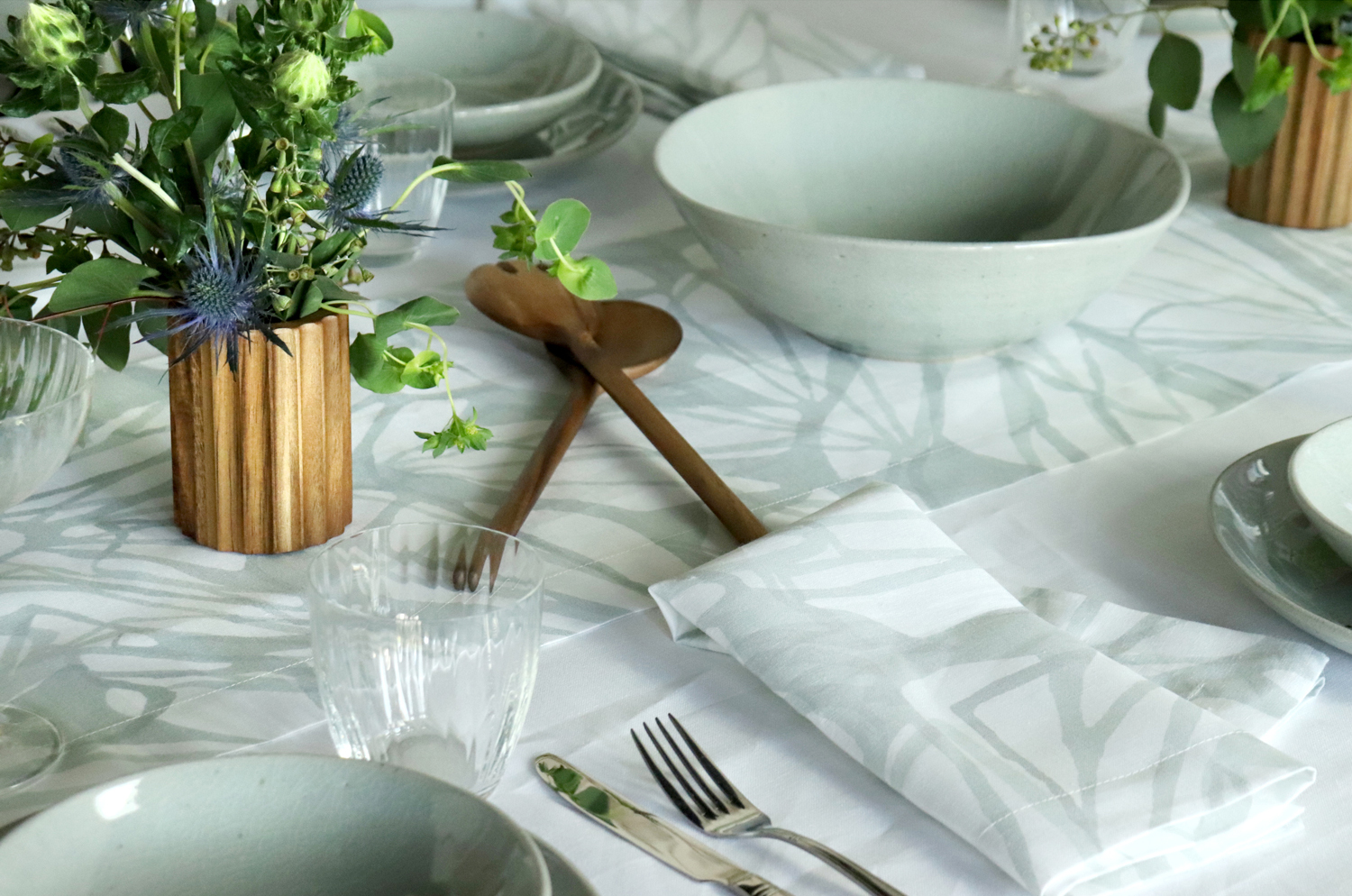 Marble linen table runner aqua white spring tablesetting 