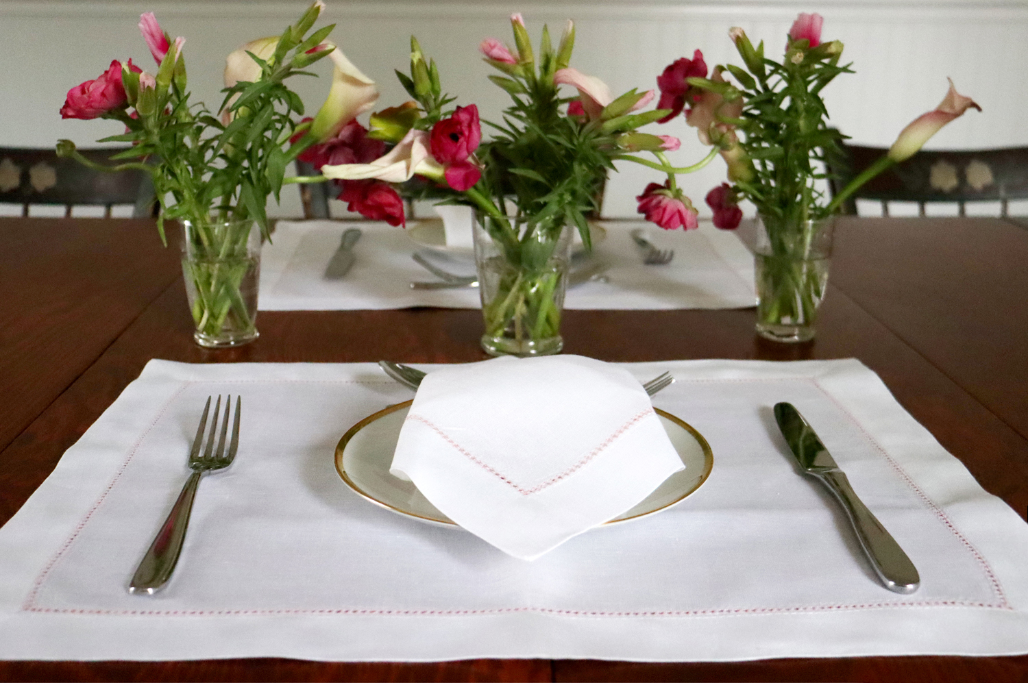 classic linen placesetting white with pink trim 