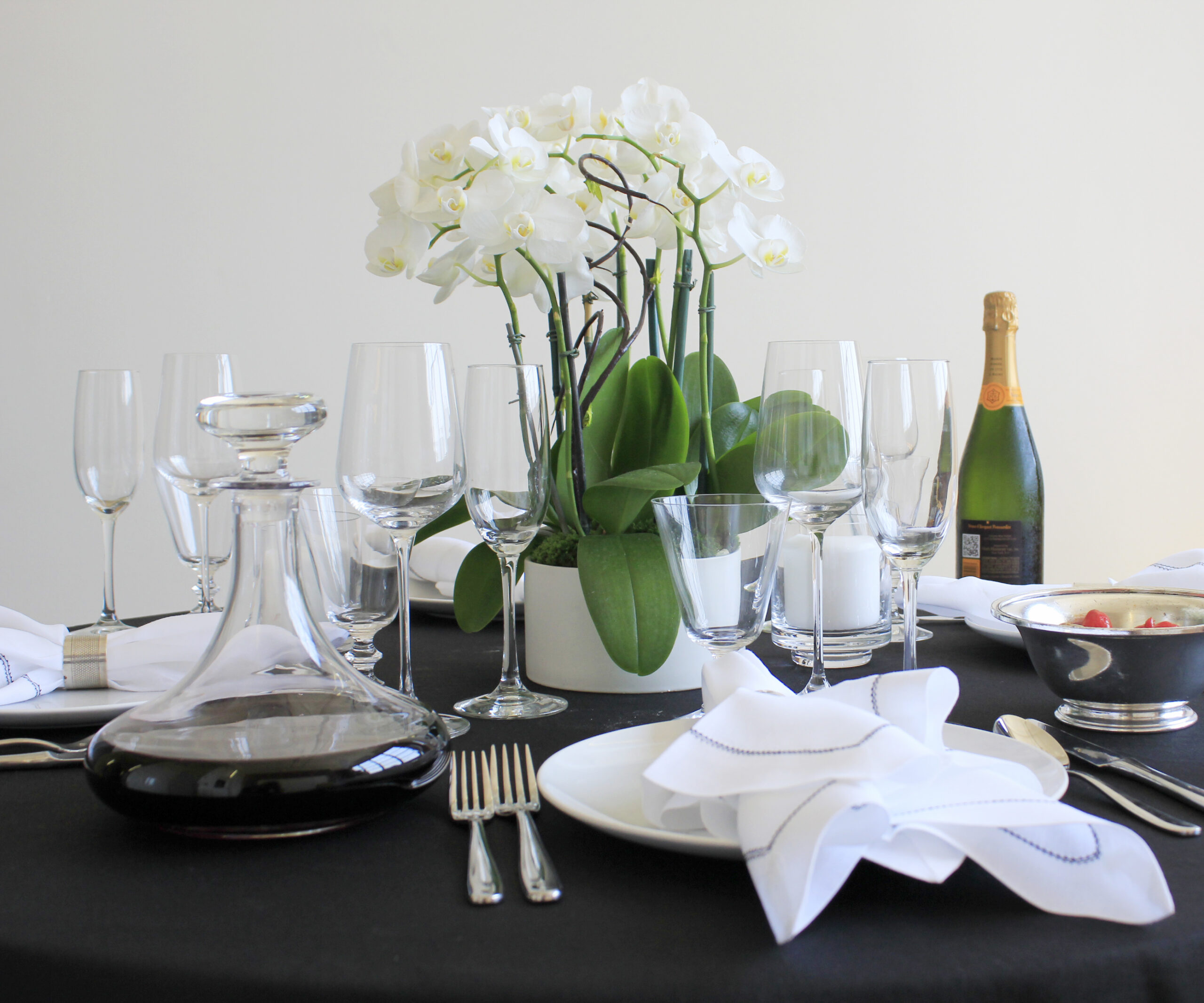 Black linen tablecloth round formal luxury tablesetting